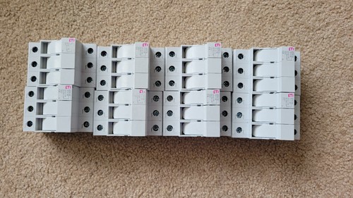 3 Pole Non-Indicating EFD10 Fuse Holder Box of 8 - Picture 4 of 4