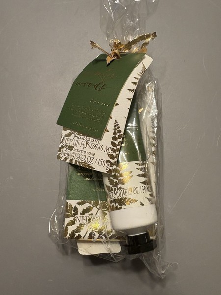 World Market Dip Set Madera de Invierno Crema de Manos y Jabón Perfumado Nuevo en Paquete.      K 1
