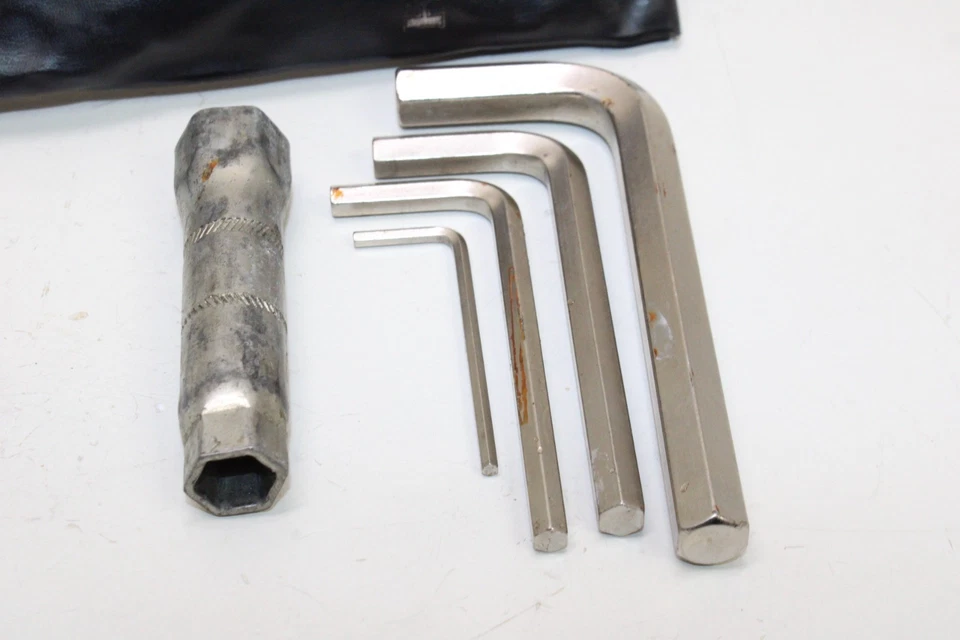 TRIUMPH TROPHY 900 1997 OEM STOCK HERRAMIENTAS OEM BOLSA DE HERRAMIENTAS KIT CONJUNTO Foto 2 de 4