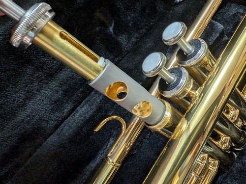 YAMAHA YTR-2330 Bb Trumpet Set Near Mint w/ Case Oil Grease Manual w/Mouthpiece - Picture 16 of 18