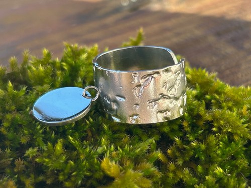 BAGUE MARTELÉE AJUSTABLE NEUVE BRELOQUE PAMPILLE COULEUR OR/ARGENT + POCHETTE - Picture 4 of 13