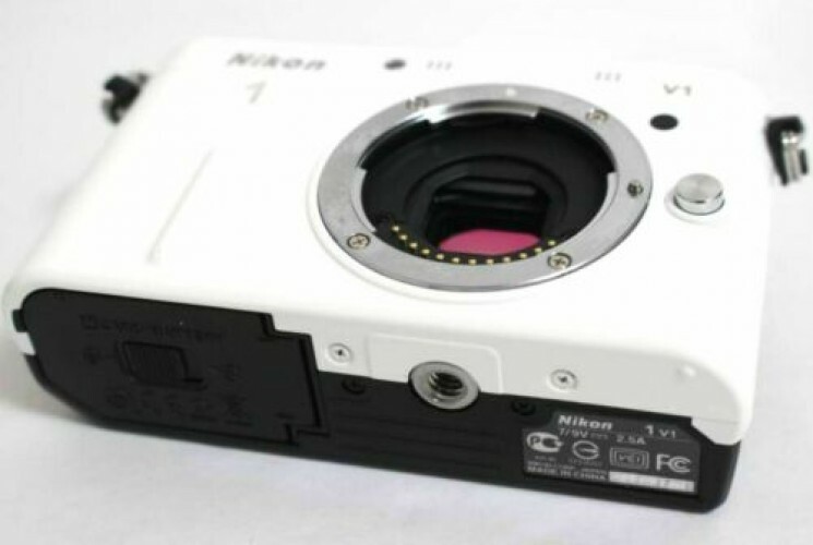 Nikon 1 V1 digital camera *white bundled w. original
