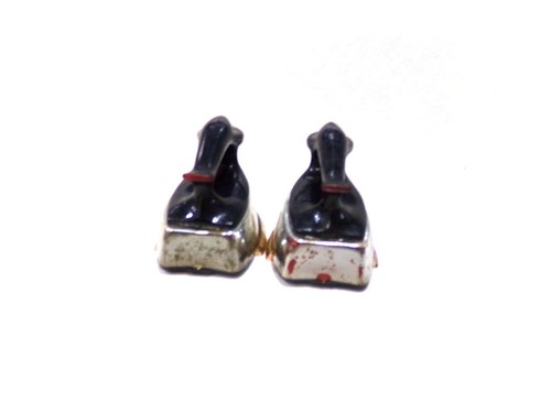 VINTAGE PAIR OF PLASTIC IRONS SALT & PEPPER SHAKERS JAPAN - Picture 5 of 5