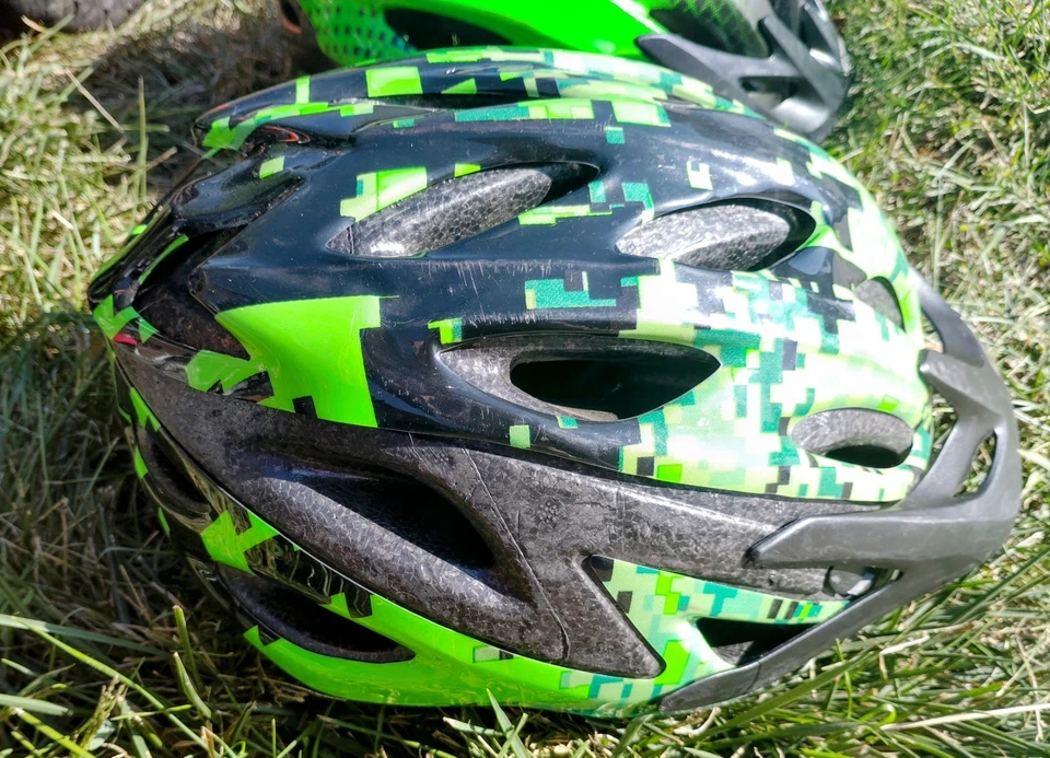 Bicicleta BMX Mongoose Mutant 16" Niños Edades 3-5, Negra y Naranja - Dos Cascos Incluidos Foto 3 de 4