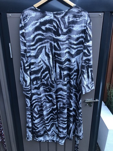 Animal Print dress by lovedrobe size 26 BNWT - Picture 3 of 3
