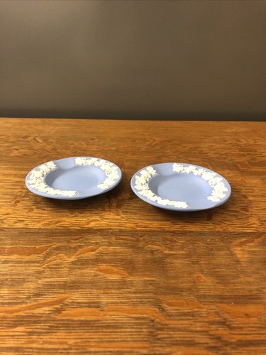 2 Wedgwood Jasperware Grape Vine Ashtrays Trinket Dishes 3 5/8” Cream On Blue - Picture 5 of 7