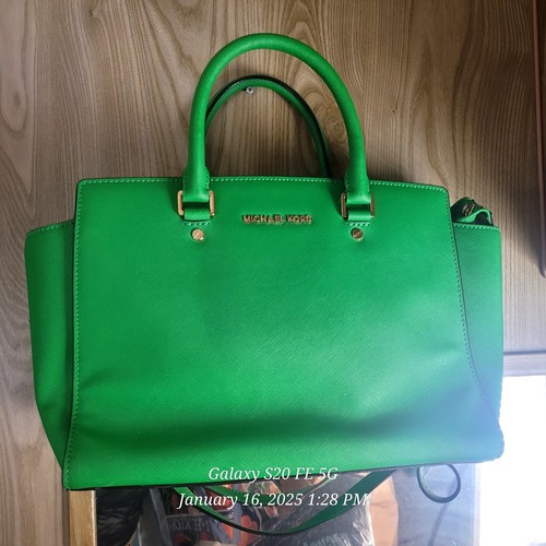 "Elegant Green Michael Kors Handbag - Chic and Timeless Style!" - Picture 2 of 2