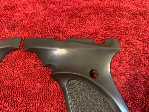Browning Buckmark Grips & Screws- Black Rubber- .22LR- 27802A - Picture 3 of 4