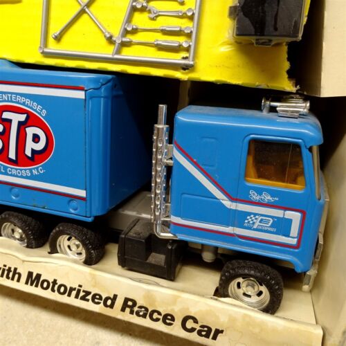 Vintage Ertl Richard Petty 14 Piece Race Set, STP, No. 3628, Motorized Car - Picture 12 of 14