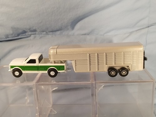 1992 Ertl Farm Machines Ford F250 4X4 Pickup W Livestock Trailer Diecast Truck - Picture 1 of 8