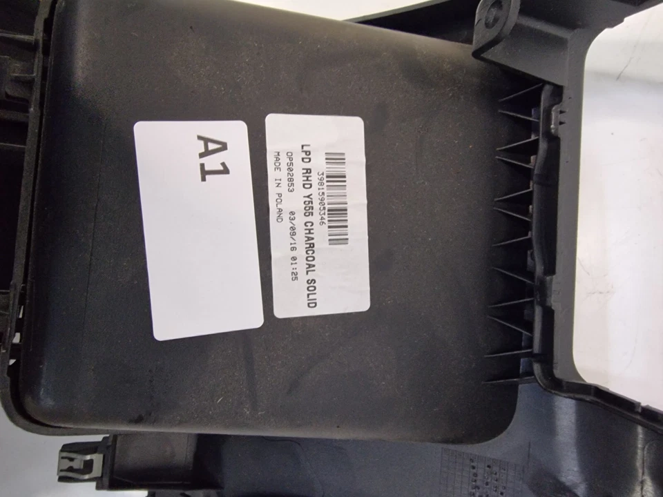 VOLVO V40 2013-2019 LADO DERECHO DEL CONDUCTOR COMPARTIMENTO DE ALMACENAMIENTO INFERIOR CUBIERTA EMBELLECEDOR Foto 2 de 2