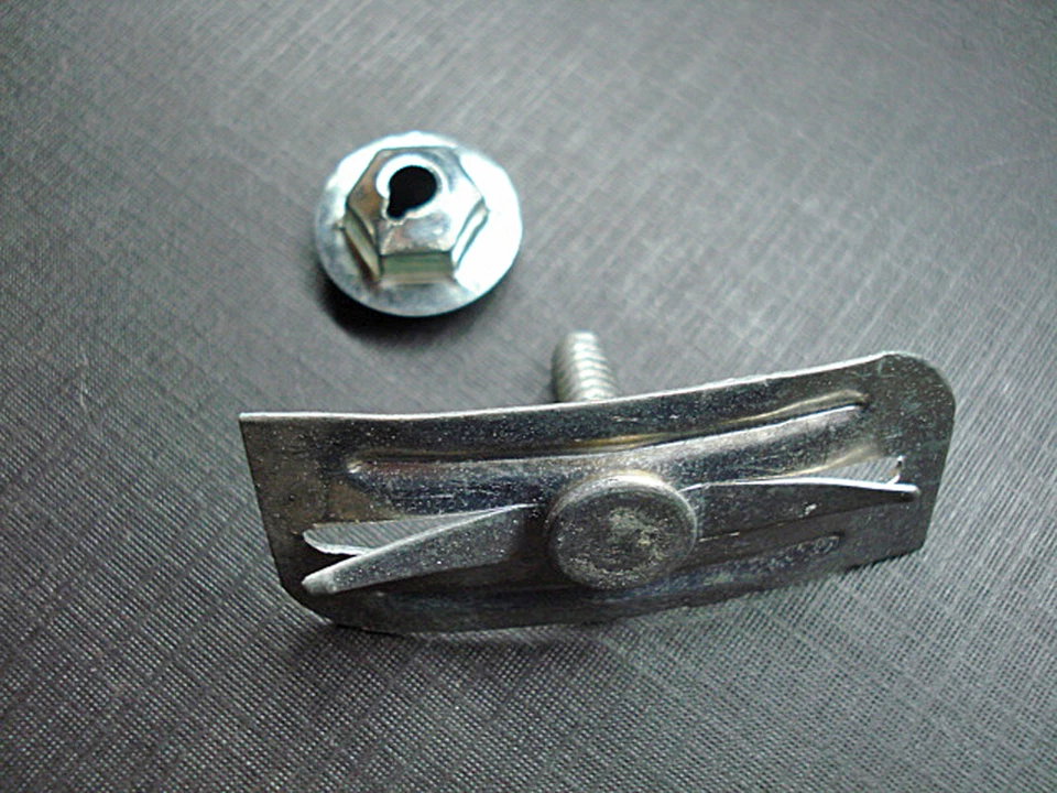 5 piezas NORS campana moldura clips masilla sellador tuercas 1957 1958 Plymouth 6010110 Mopar Foto 2 de 4
