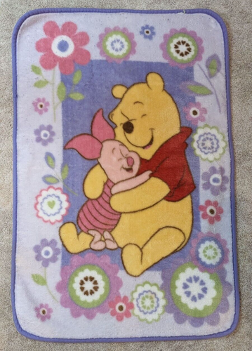 Disney Purple Floral Winnie The Pooh & Piglet Hugging Plush Throw Blanket 28X42 - Afbeelding 1 van 6