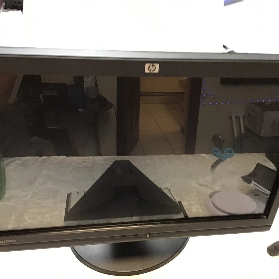 HP L2105tm 21.5" 1080p Touchscreen Monitor 1920x1080 PARTS ONLY SEE DISCRIPTION - Image 2 of 4