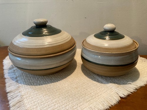 Set of 2 Studio Art Pottery Lidded Casseroles 1Qt, 3/4Qt Bone Green Beige Stripe - Picture 11 of 17