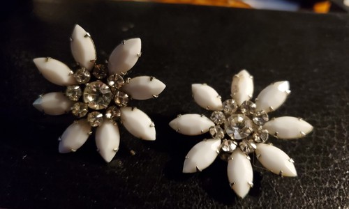 Pendientes de clip de margarita y diamantes de imitación blancos firmados vintage Weiss ca 1951 - Imagen 6 de 12