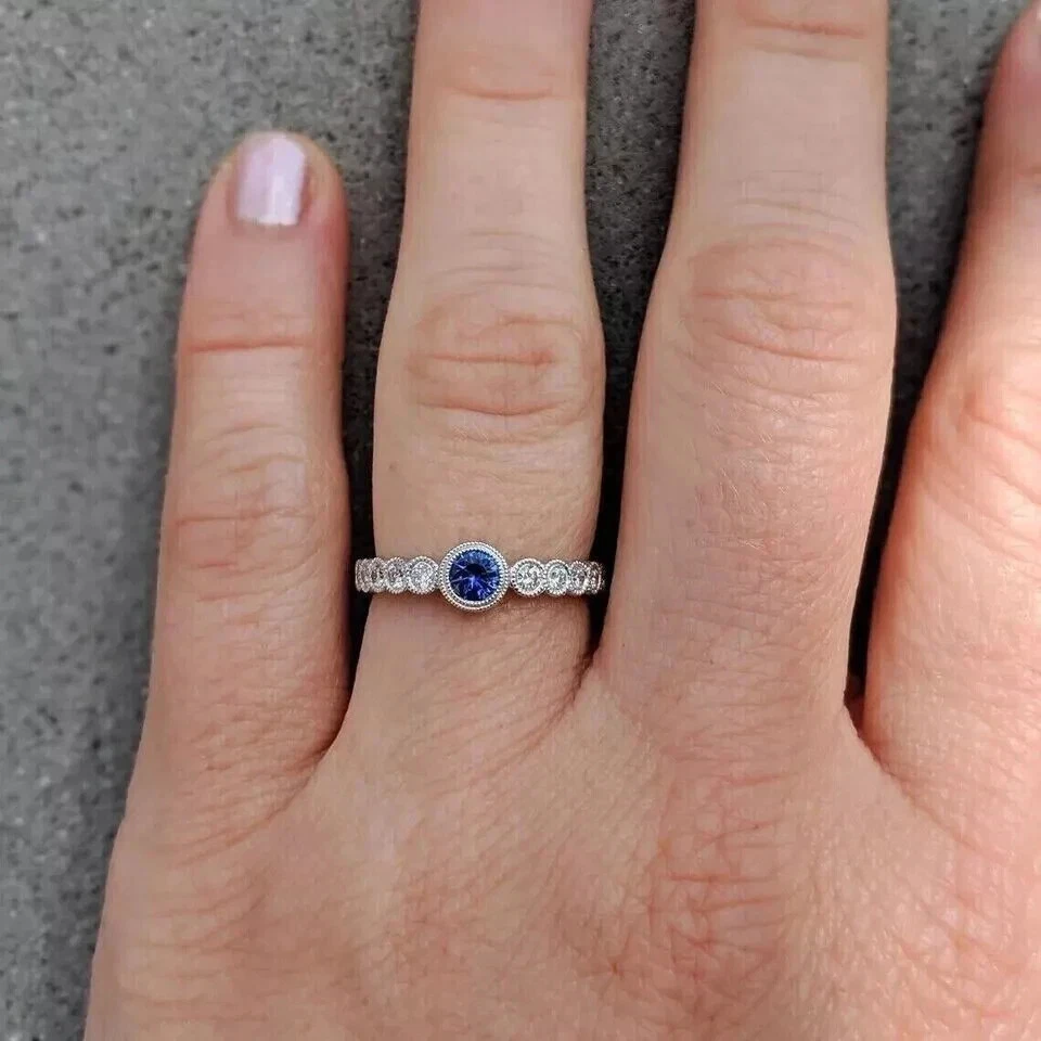 Anel de casamento feminino folheado a ouro branco 14K com safira azul corte redondo 2 quilates criado em laboratório - Imagem 4 de 4