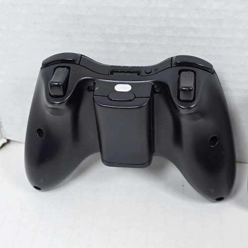 Xbox 360 White Console + 3 Controllers + 3 Games + Headset - Picture 11 of 23