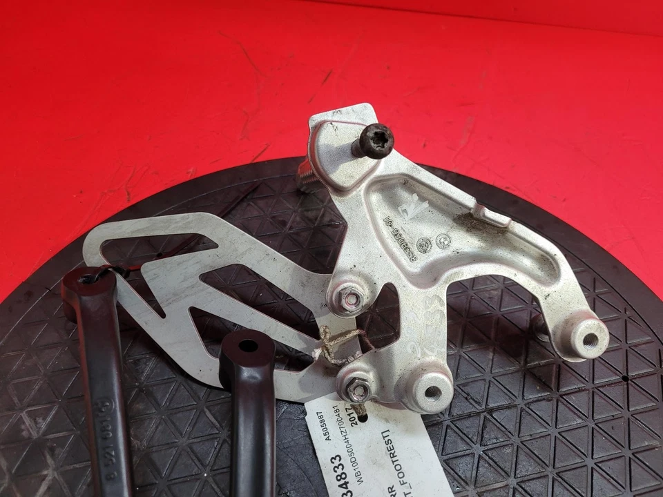 BMW S1000RR 2017 reposapiés derecho Foto 3 de 4