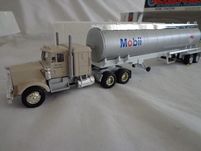 LIONEL O/027 GAUGE TRACTOR AND TANKER MOBIL