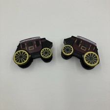 2 juguetes sensoriales promocionales de Wells Fargo con forma de carruaje de época que se aprietan y echan espuma