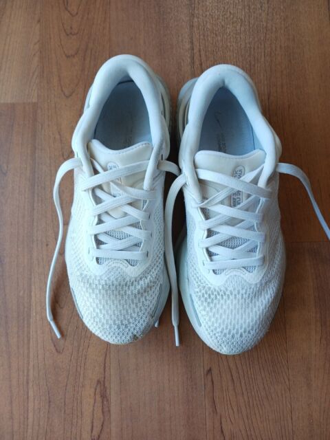 NIKE ZOOMX FLYKNIT INVINCIBLE RUN WOMENS 8.5 WHITE/SILVER NIKE ZOOMX FLYKNIT INVINCIBLE RUN WOMENS 8.5 WHITE/SILVER