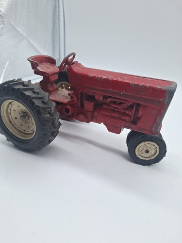 Ertl International Harvester IH Red Farm Tractor 1/16 Scale Vintage Die-Cast - Picture 9 of 16
