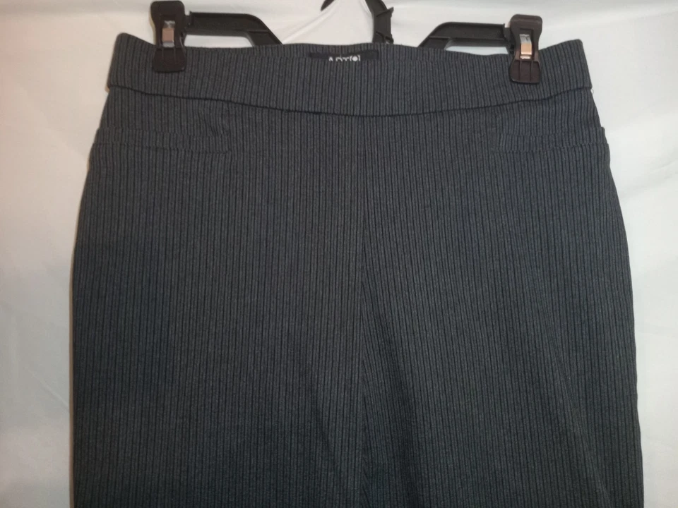 Apt. Pantalones de vestir para mujer 9 talla Cintura elástica 2P gris oscuro con líneas negras Foto 3 de 4