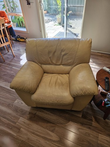 leather couches used - Picture 3 of 6