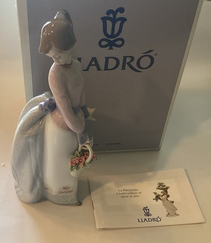 Statuina porcellana Lladro 7622 Cesto d'amore 10" donna fiori come nuova in scatola  - Foto 1 di 14