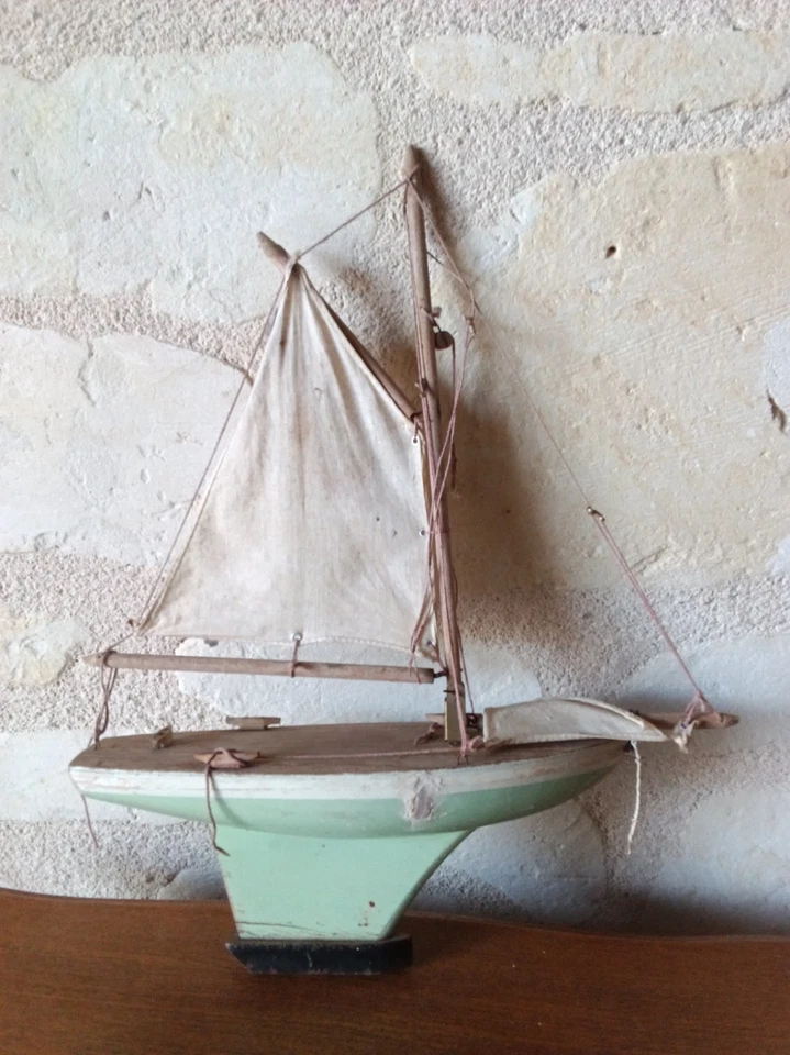 Voilier de Bassin en Bois 3 Voiles ~ À Restaurer un peu ~ Jouet Ancien - Photo 2/4