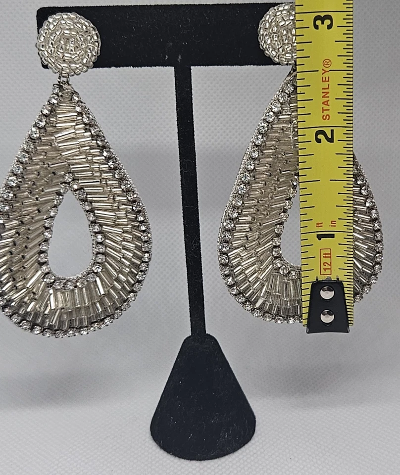 Pendientes colgantes Anthropologie con cuentas estrás lágrima declaración plata Foto 2 de 4