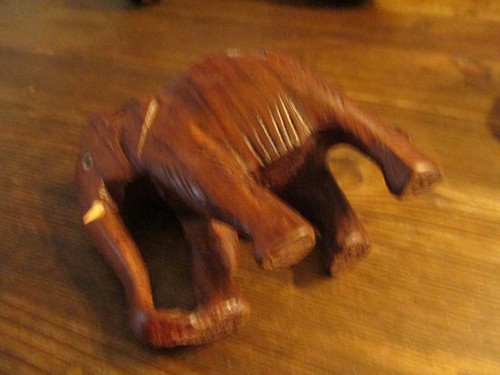 6 Elefanten, Holzfigur, afrikanische Kunst, und eine Giraffe u.a., 16 Teile - Bild 14 von 23