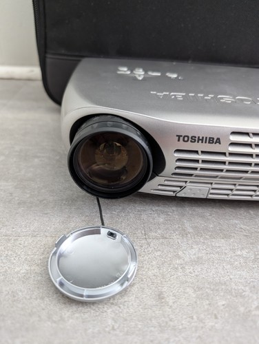 Toshiba TDP-P5 XGA Portable Multimedia Projector, Remote, Cords & Bag READ*** - Picture 3 of 8