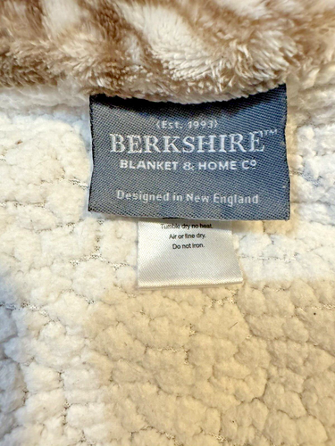 Berkshire blanket white sherpa backing, design on front fleece light brown. - Picture 4 of 6