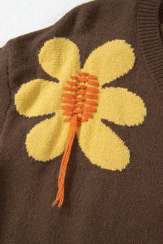 Kaffee Pullover mit großem Blumenmuster und V-Ausschnitt und überschnittener Schulter - Bild 10 von 18