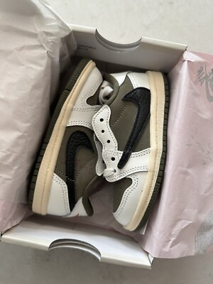 Travis Scott × Nike Medium Olive キッズ Jordan Kids x Travis Scott Air Jordan 1 Retro Low OG 