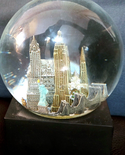 Amazing New York City Snow Globe Music Box Souvenir - Picture 2 of 7