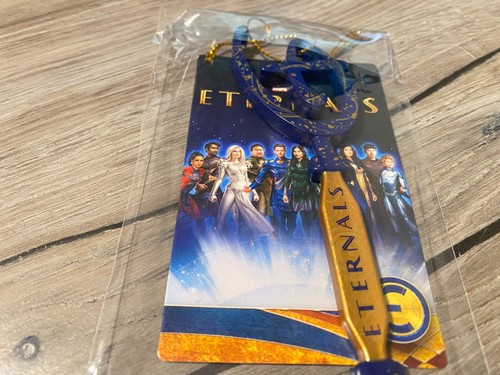 Disney Store Marvel Eternals Movie Chiave da Collezione 2021 Edizione Limitata NUOVA Etichetta - Foto 3 di 4