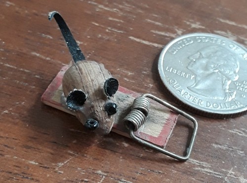 Puppenhaus Miniatur Vintage Mausefalle aus Holz mit Maus & beweglicher Feder 1:6 