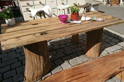Gartentisch Beine aus altem Eichen Baustamm & Massiv Eiche Bohlen