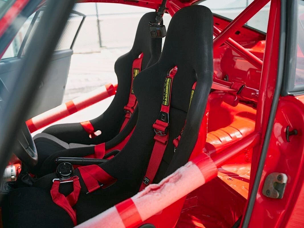 Race seats, harnesses and roll cage