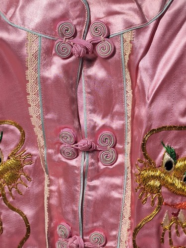 Conjunto Disfraz Top y Pantalones Bordados Dragón Asiático Satinado Rosa Años 50 De Colección - Imagen 2 de 17