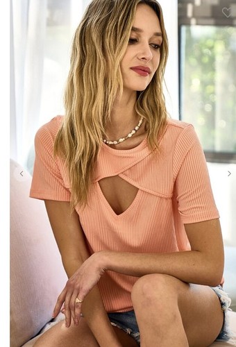 NWT Boutique Designer Peach Soft Knit Top Cut Out Front S M L XL Short Sleeves - 第 1/1 張圖片