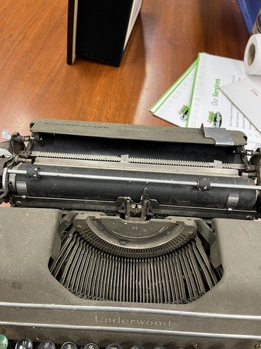 Antigua máquina de escribir portátil Underwood Champion de 1930 - Imagen 6 de 9