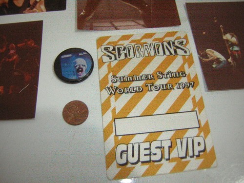 THE SCORPIONS BACKSTAGE PASS 1997 W/VINTAGE UNPUB .PHOTOS 1984 &BUTTON LOT 7 - Picture 2 of 5
