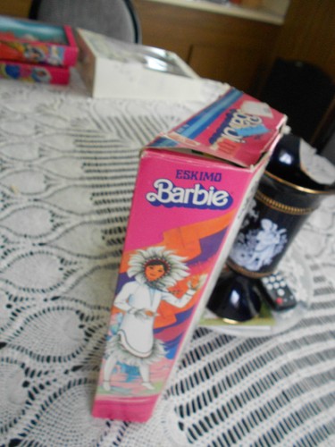 DOLLS OF THE WORLD (ARCTIC ESKIMO) BARBIE 1981 COLLECTOR EDITION - Picture 3 of 3
