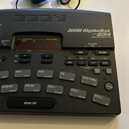 ZOOM RhythmTrak 234 Drum Machine With Bass Sounds + PSU - EXCELLENT Condition - Picture 3 of 10