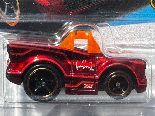 Classic TV Series Batmobile TOONED Hot Wheels Super Treasure Hunt of 2023 A Case - Imagen 3 de 14