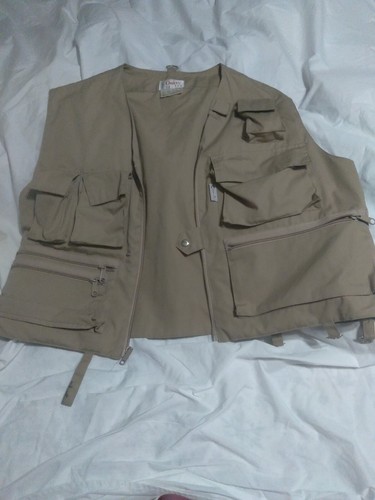 Vintage ORVIS Fly Fishing Vest Size Medium Made in Hong Kong  inside pockets 